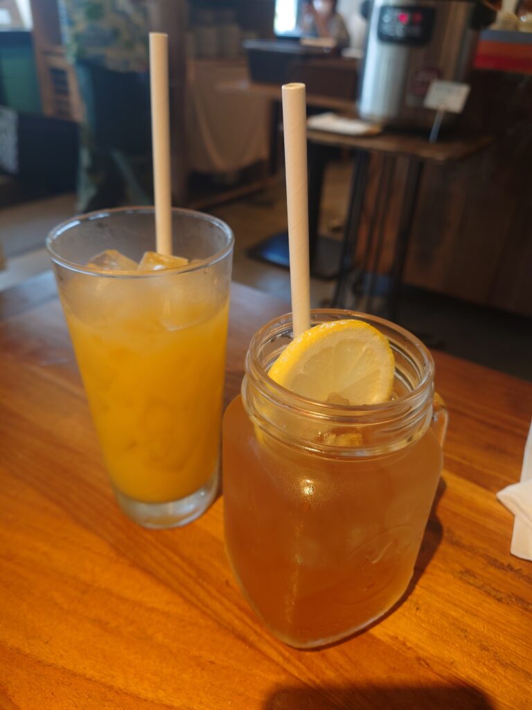 ペリエ千葉アロハテーブルのレモネードとパイナップルジュース