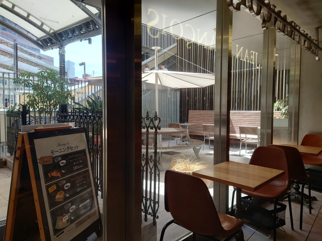 ジャンフランソワペリエ千葉の店内から見るテラス席の風景