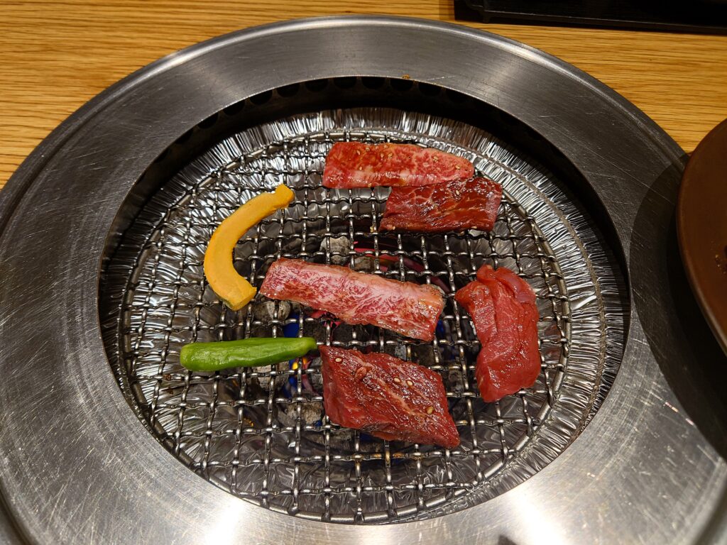 焼肉トラジ千葉店のランチセット・トラジ御膳のお肉を妬いているところ