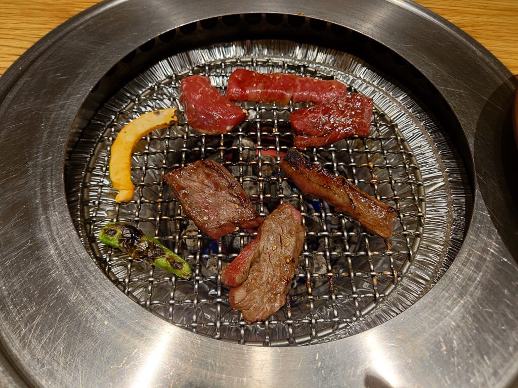 焼肉トラジ千葉店のランチセット・トラジ御膳のお肉を焼いているところ