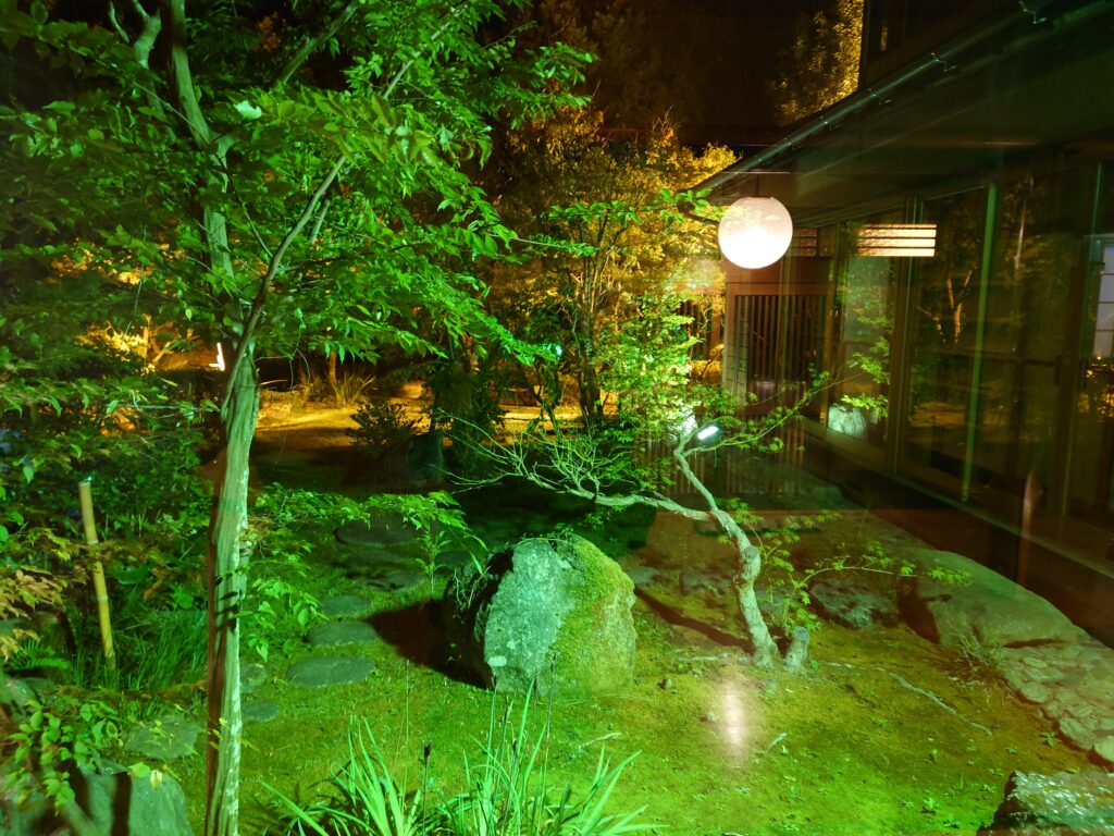 千葉市の日本料理・和か葉の店内からのお庭風景