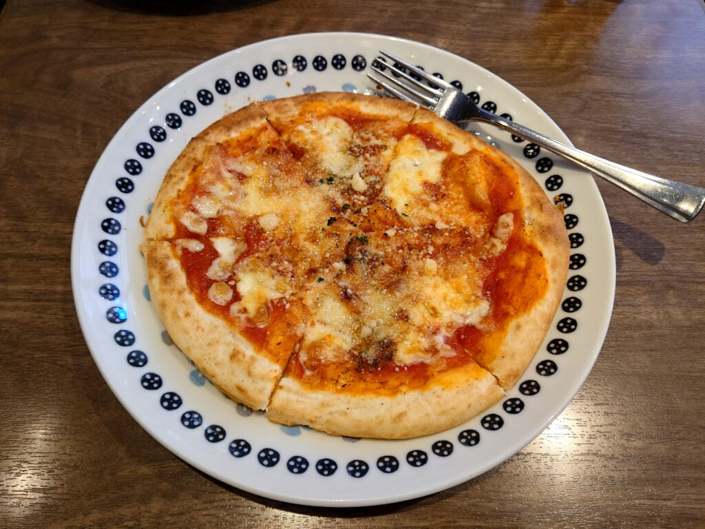 千葉駅エキナカ３階コモンカフェ・ランチメニューのピザ