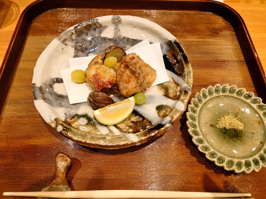 千葉市の日本料理みつはしのふぐのから揚げに栗と銀杏が乗っているところ