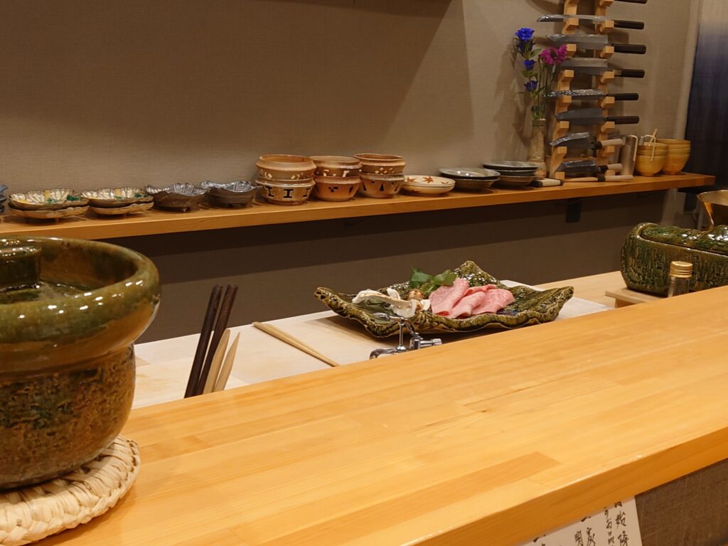 千葉市の日本料理みつはしのカウンター内にあお肉がある様子