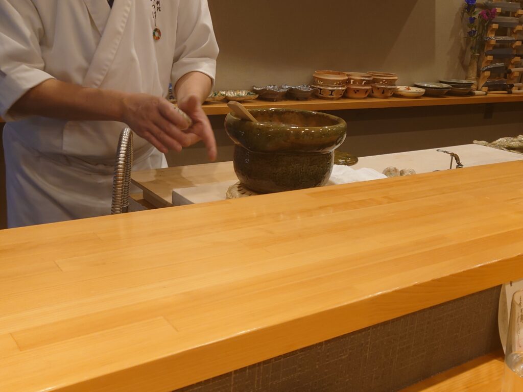 千葉市の日本料理みつはしの鯛と松茸の土鍋ご飯をおにぎりにしているところ
