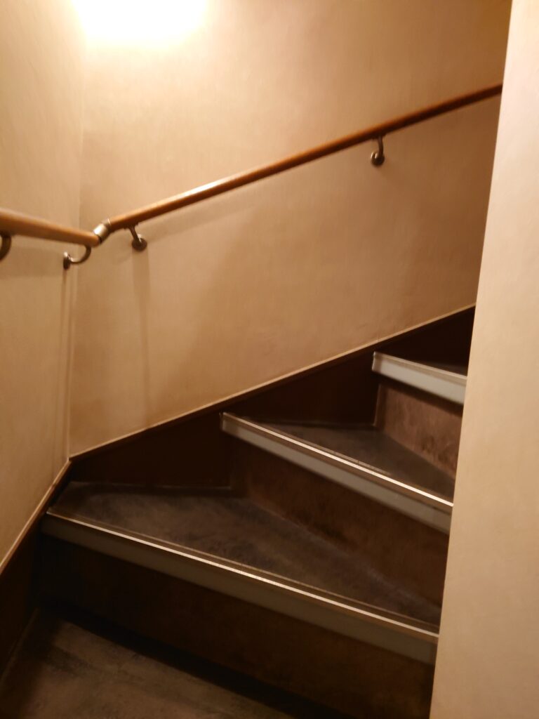 千葉市中央区新田町のフランス料理ル・クールの店内階段