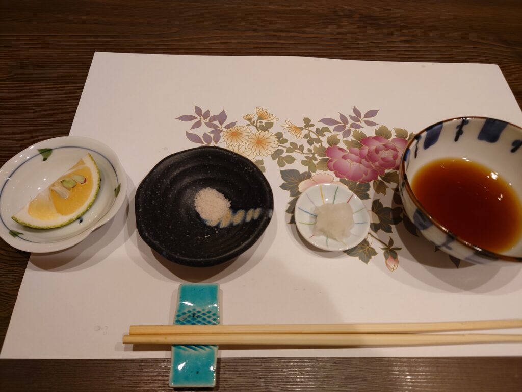 千葉市中央区新町の天ちら・蕎麦 あ・まるとの天ぷらにつける汁、塩、大根おろし、かぼす