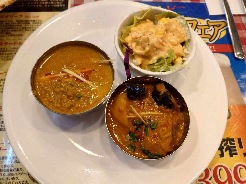 千葉市のインド料理ルンビニのランチカレーとサラダ
