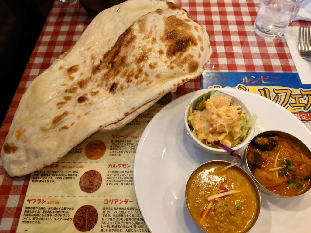 千葉市のインド料理ルンビニのランチセット、カレーとサラダと特大ナン