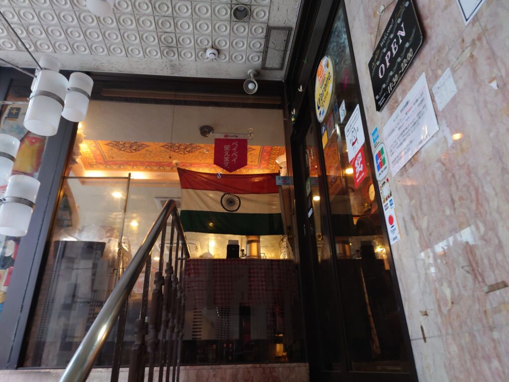 千葉市のインド料理ルンビニの店内入口