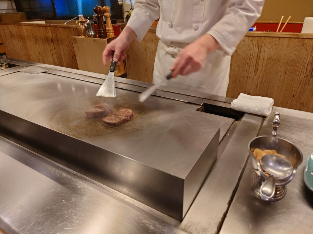 かにと肉の鉄板焼き 蟹遊亭 千葉店で鉄板でお肉を焼いているところ