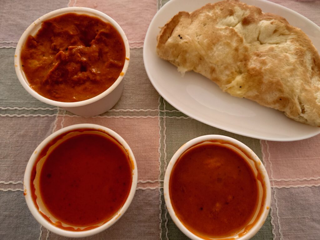 インドネパール料理ラリグラスのチーズナンとカレー