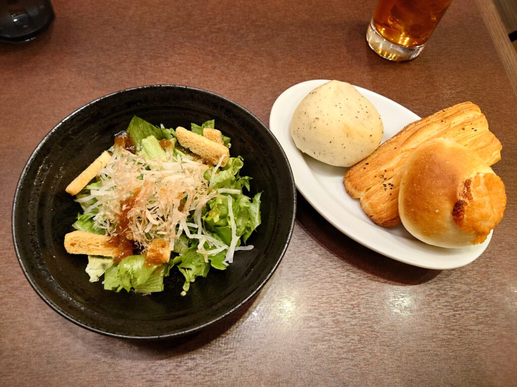 鎌倉パスタ・ペリエ千葉店のランチセットのサラダとパン
