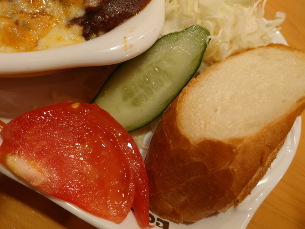 コメダ珈琲店の夜コメ・チーズハンバーグミートスパの付け合せとパン