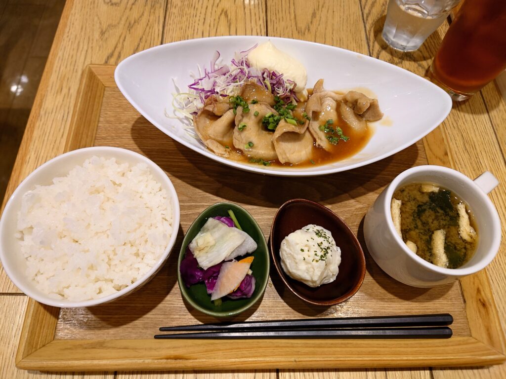 千葉駅エキナカ４階エブリワンズカフェの生姜焼き定食