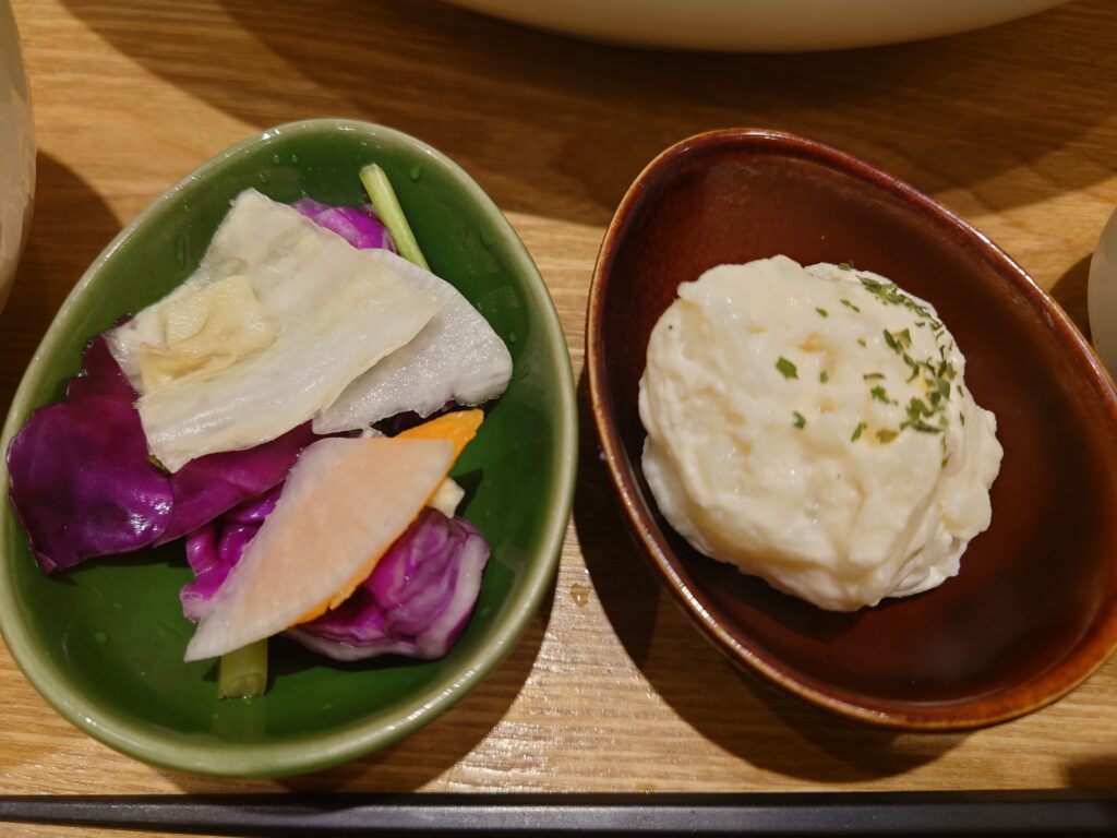 千葉駅エキナカ４階エブリワンズカフェの生姜焼き定食の小鉢