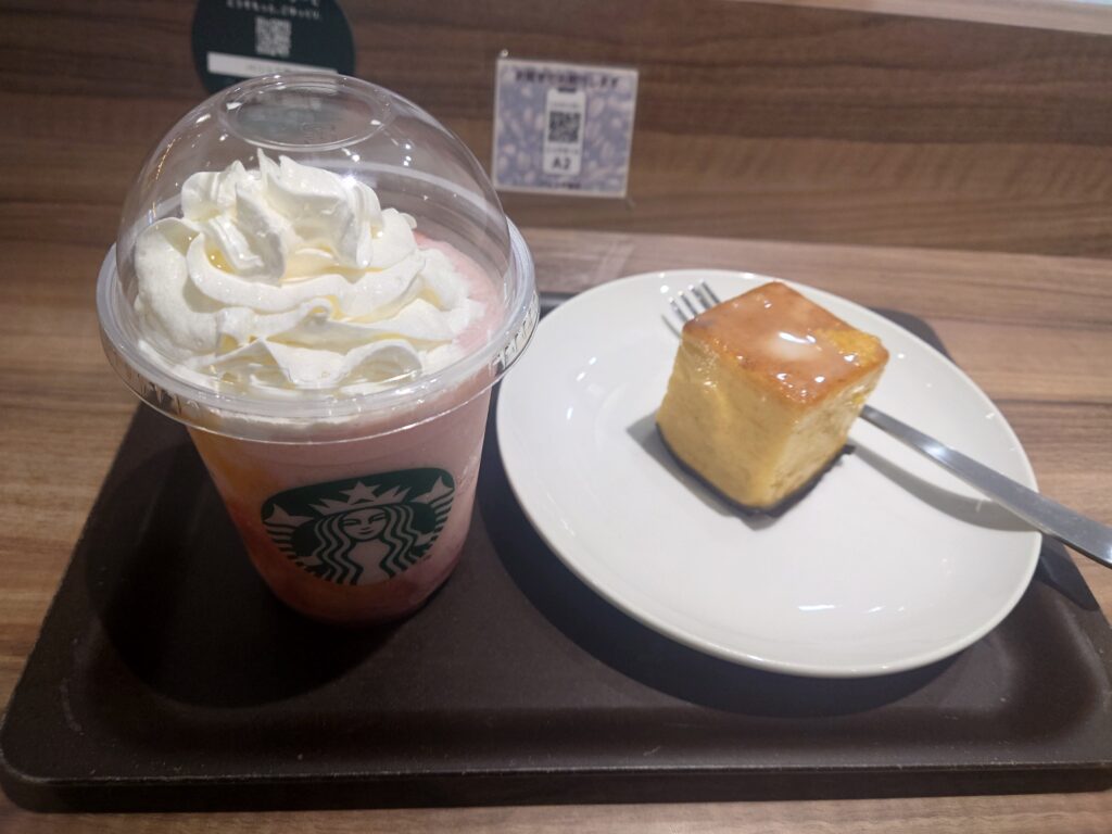 スタバ新作イチゴバナナフラペチーノとレモンキューブケーキ