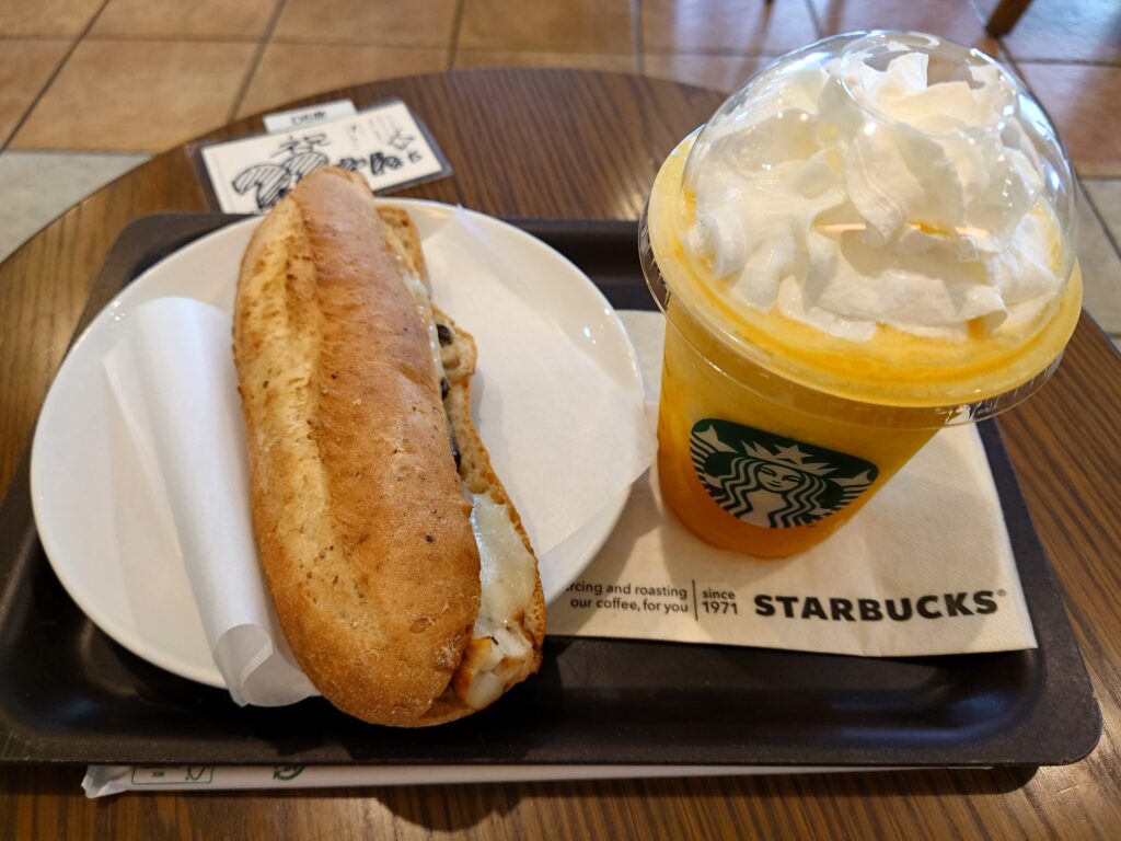 スタバのマンゴートロピカル クリームフラペチーノときのこクリームのチキン&モッツァレラ 石窯フィローネ