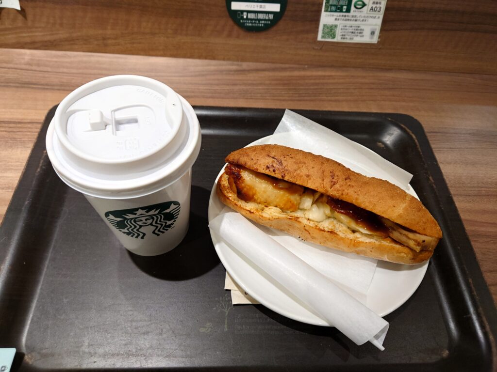 スタバのクラシック ショコラ ラテと照り焼きチキン 石窯フィローネ