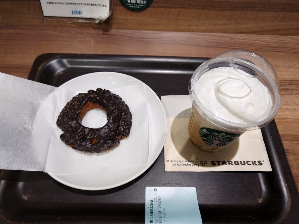 スタバ新作マスカット アールグレイ フローズン ティーとチョコレート オールドファッションドーナツ