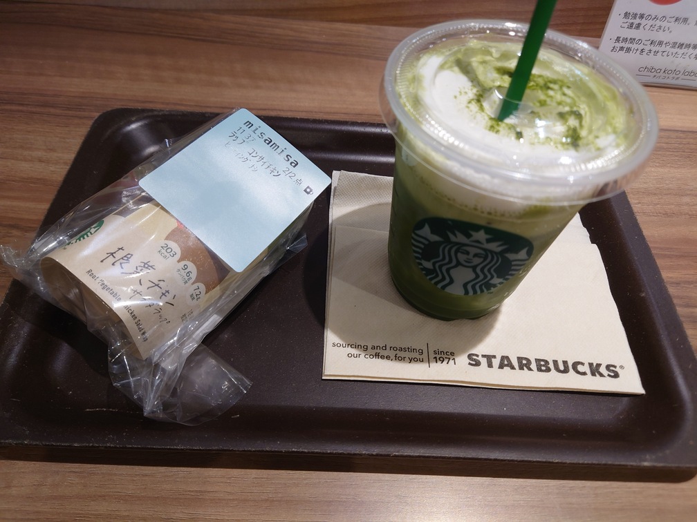 スタバ新作涼み抹茶ムースティーと根菜チキン サラダラップ