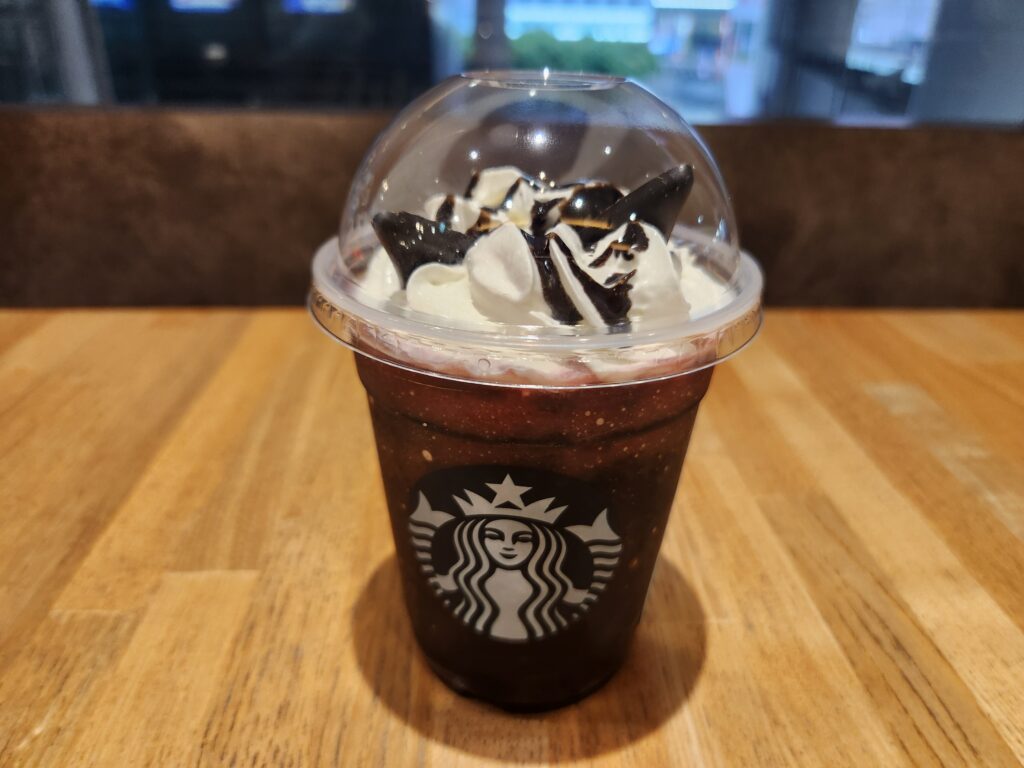 スタバのハロウィン　アサイー ベリー フラペチーノ ブラック ver.