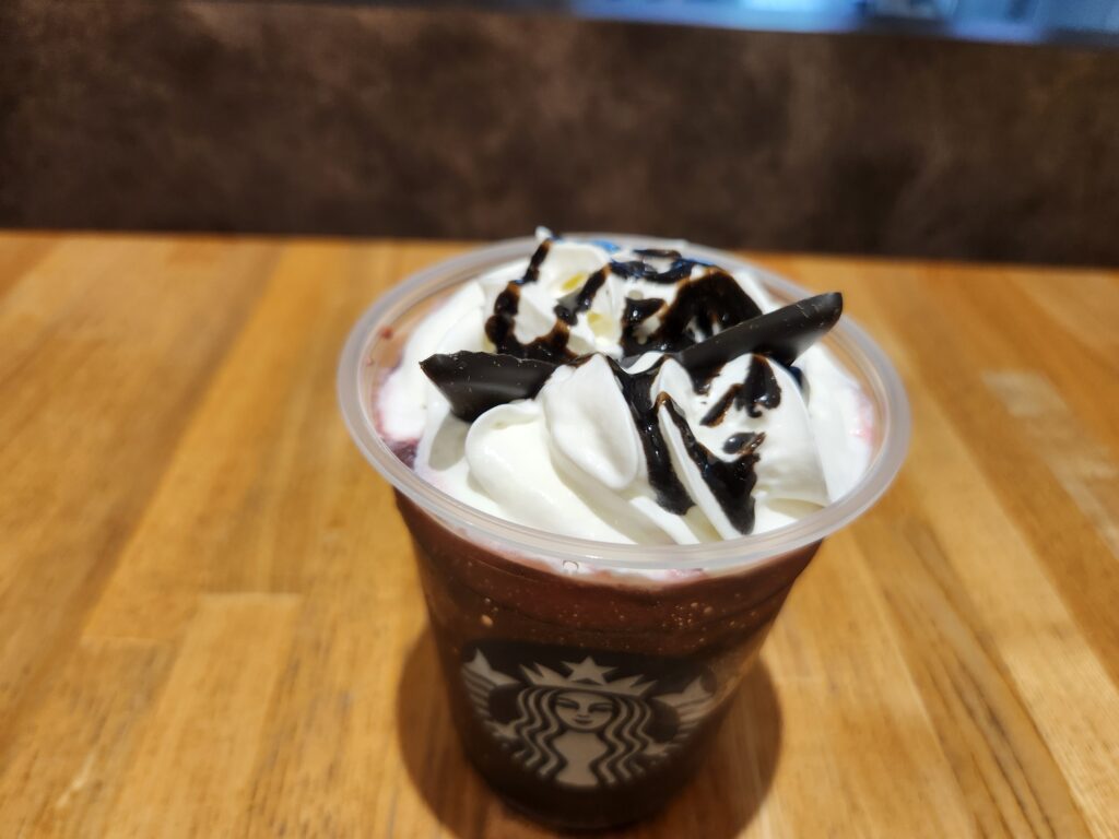 スタバのハロウィン　アサイー ベリー フラペチーノ ブラック ver.