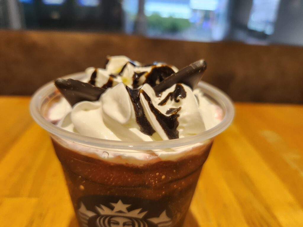 スタバのハロウィン　アサイー ベリー フラペチーノ ブラック ver.