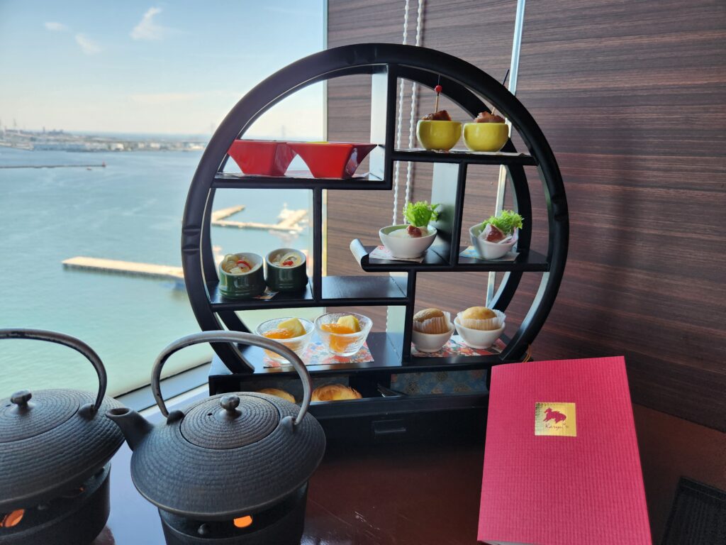 ヨコハマ グランド インターコンチネンタル ホテル・中国料理「カリュウ」の飲茶アフタヌーンティーのお料理と窓からの景色